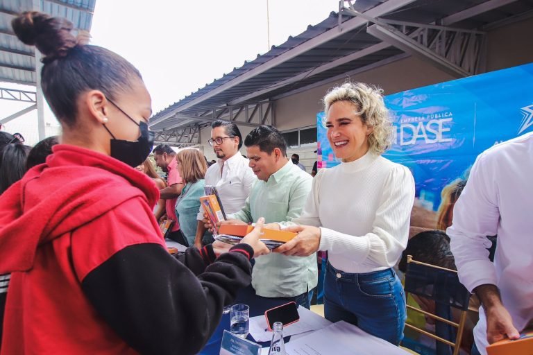 Entrega de tablets benefició a 550 niños y jóvenes en el CAMI Guasmo
