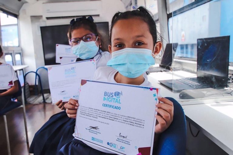 Entrega de certificados a 400 beneficiarios del programa Bus Digital