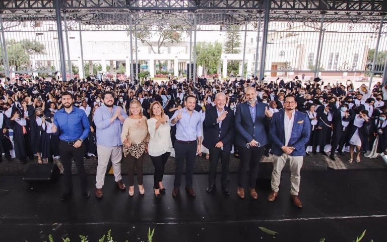 415 alumnos se graduaron en los Centros Municipales de Artes y Oficios
