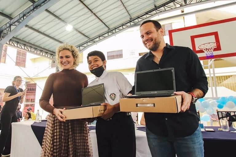 Entrega de 273 tablets, 25 laptops y pantallas digitales benefició a docentes de 6 unidades educativas de Guayaquil