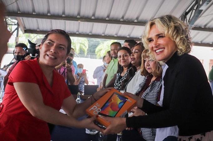 Entrega de tablets y laptops benefició a 100 docentes de la Unidad Educativa Amarilis Fuentes
