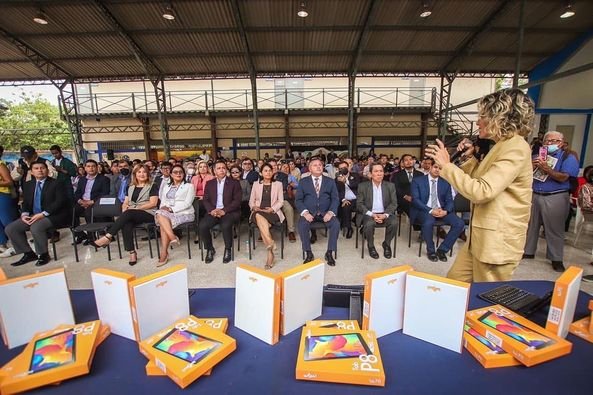 Entrega de tablets benefició a más de 1200 docentes universitarios