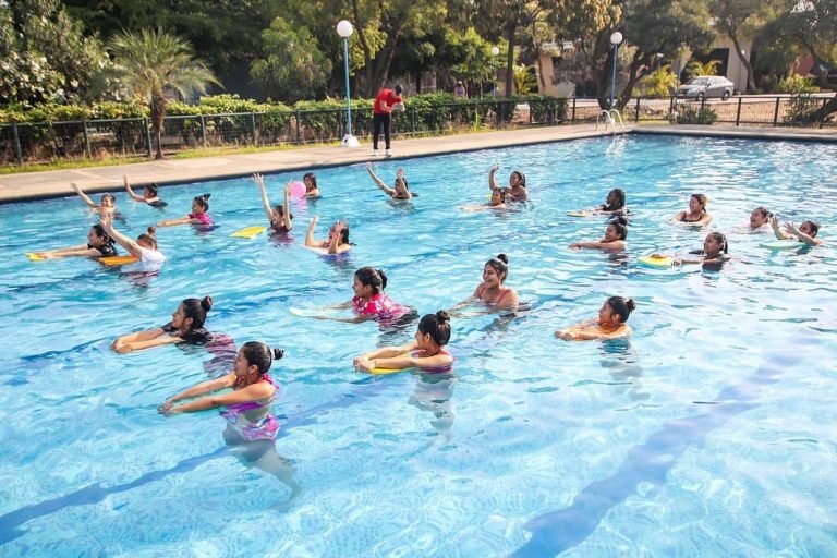 Beneficiarias del programa Voy a Ser Mamá recibieron clases demostrativas de Gimnasia Prenatal en el agua
