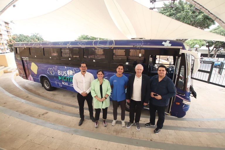 Visita de funcionarios internacionales a las instalaciones donde se imparten capacitaciones STEAM