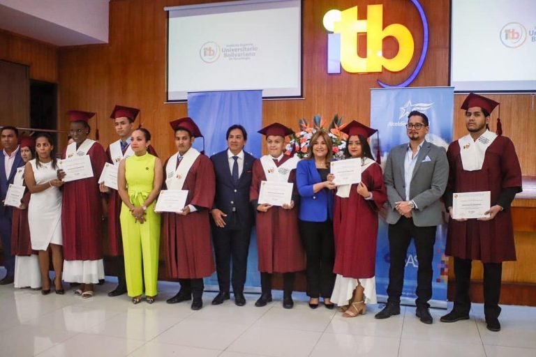 Graduación de la primera promoción de estudiantes de Becas de Excelencia Académica