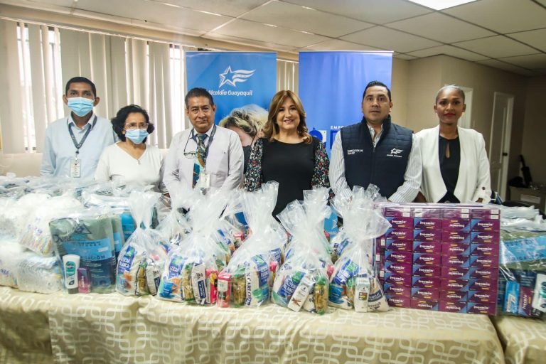Entrega de kits de alimentos, aseo y toldos a jóvenes infractores
