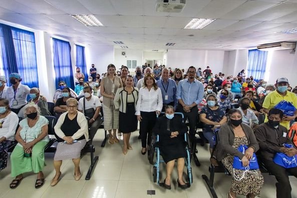 Se realizaron donaciones que beneficiaron a niños y adultos mayores en el Hospital León Becerra