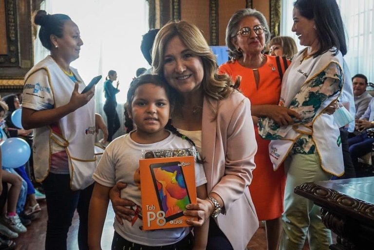Entrega de tablets benefició a 200 niños con cáncer
