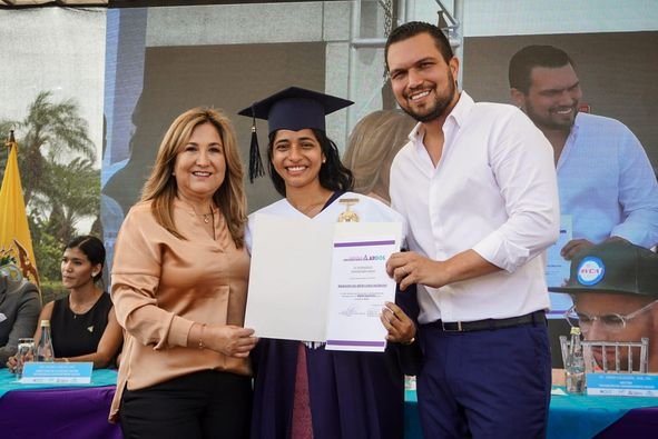 Graduación de 1.913 nuevos tecnólogos beneficiarios de las Becas de Excelencia Académica de la Alcaldía de Guayaquil y la Empresa Pública DASE