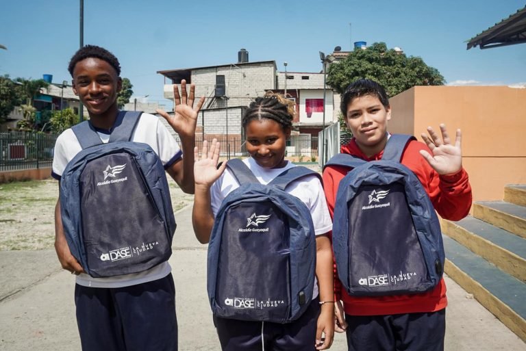 Entrega de mochilas benefició a 871 niños y jóvenes