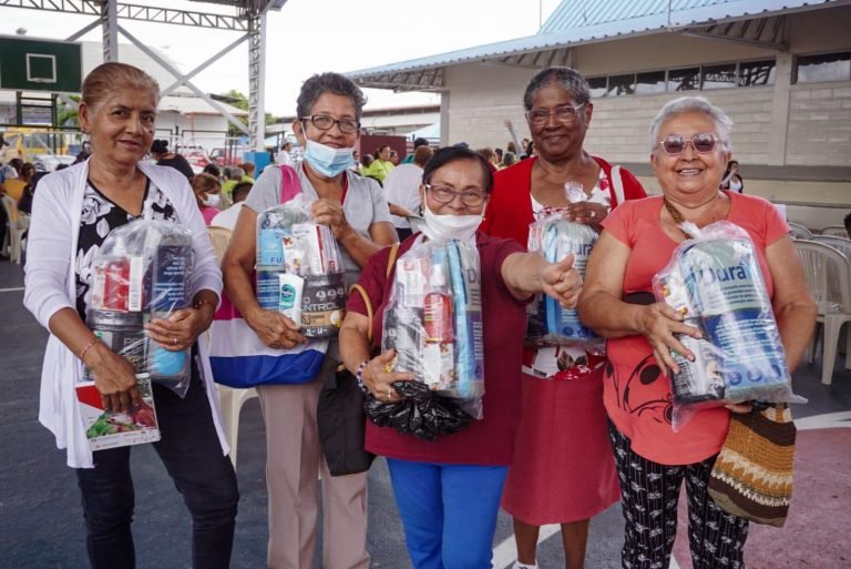 Entrega de kits de asistencia integral benefició a 150 adultos mayores en el CAMI Guasmo