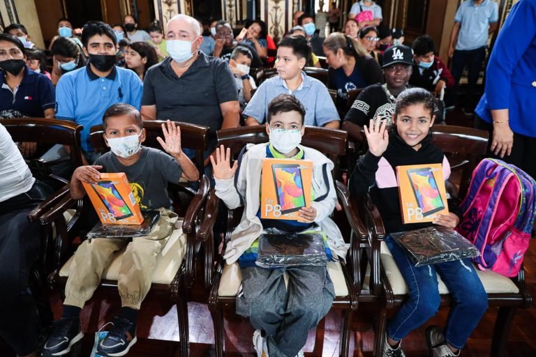 Entrega de tablets benefició a 500 niños y jóvenes de diversas fundaciones de Guayaquil