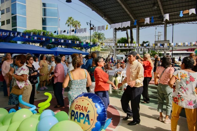1.000 usuarios del centro gerontológico celebraron el Día del Padre