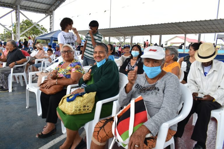 Los servicios municipales llegaron al Cisne II con la Feria “Compartir Ciudadano”
