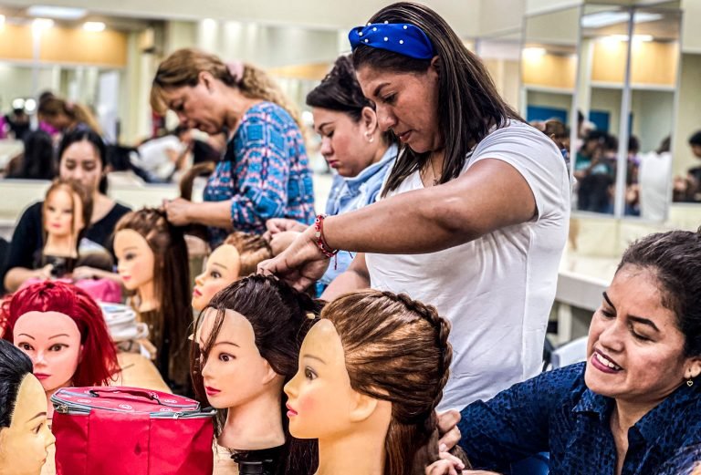 Guayaquileños aprenden nuevas técnicas del peinado a través de taller gratuito