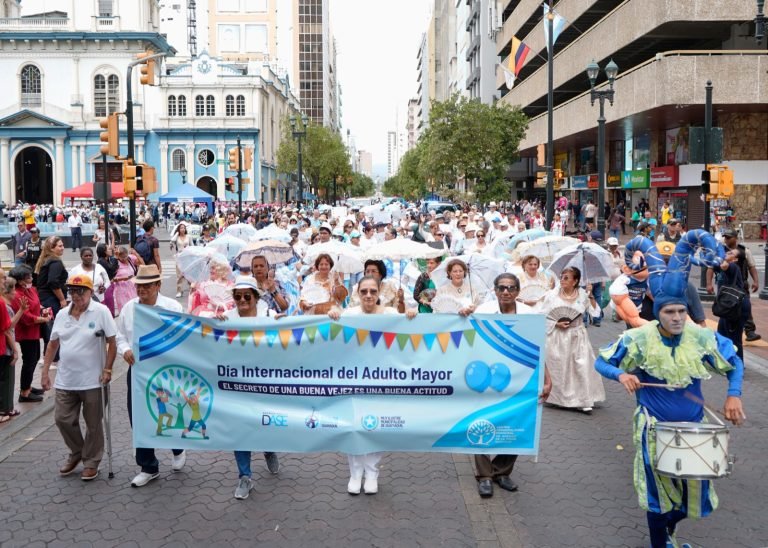 Más de 600 adultos mayores conmemoraron su día con un gran pregón cívico