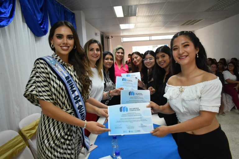 Nuevas técnicas del arte del peinado aprendieron beneficiarios del Curso de trenzas, peinados y ondas